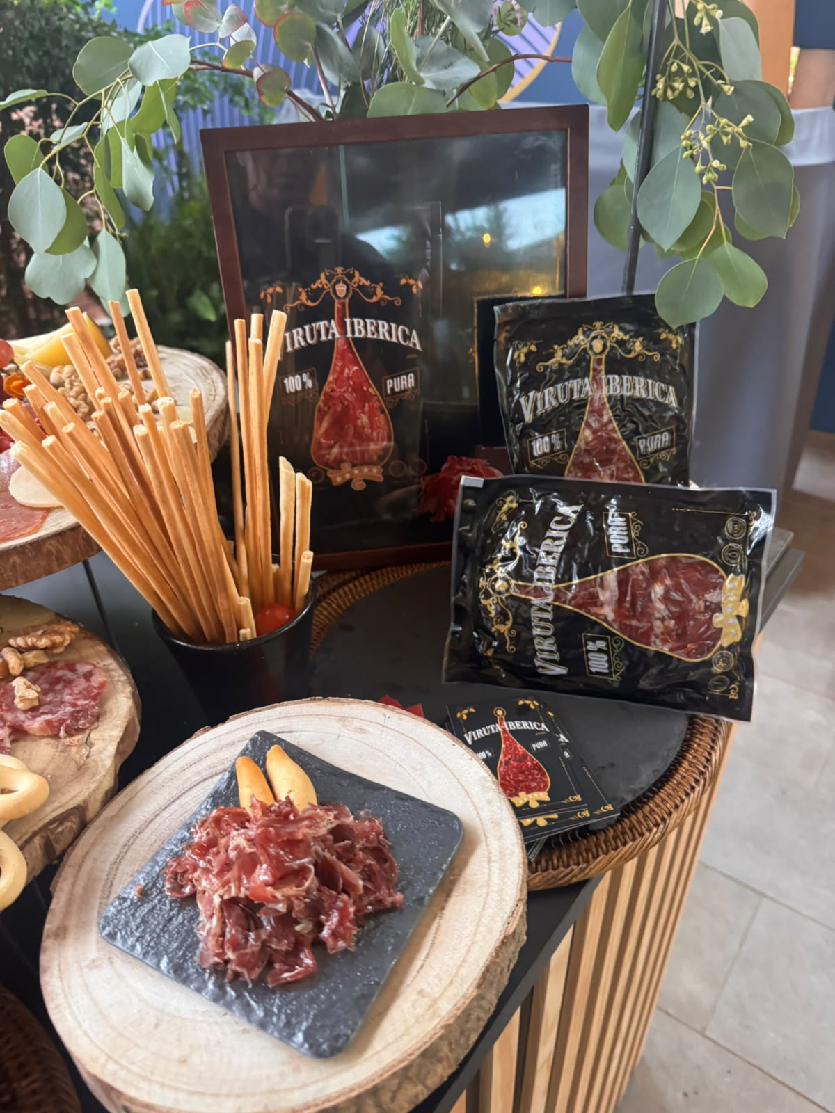 Expositor de Viruta Ibérica con sobres de virutas en el Olympia VIP Lounge